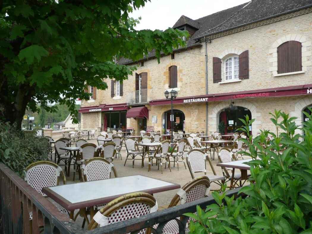 Terrasse du Hotel Restaurant L'Escale à Sainte-Nathalène